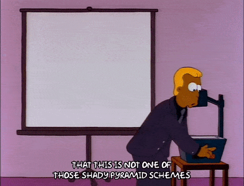 Un homme anime une conférence.
