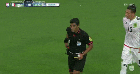 Un arbitre brandit un carton rouge