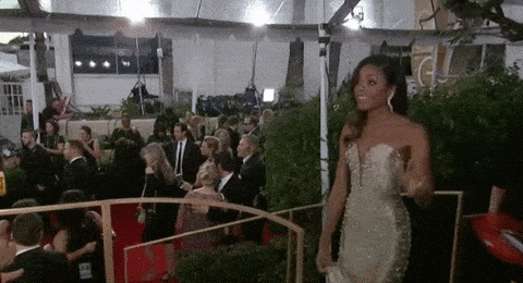 Une femme sourit face aux micros