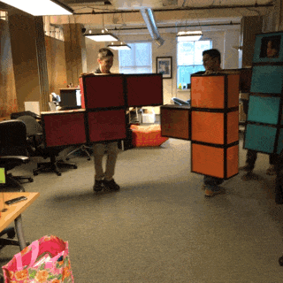 Des adolescents déguisés en tétrominos (pièces du jeu Tetris).