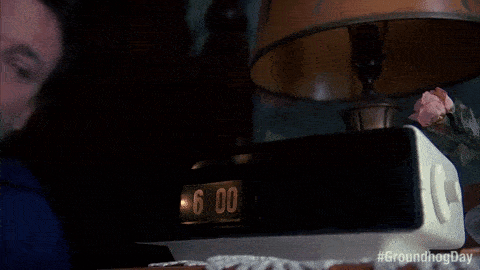 Un homme met un coup de poing à un réveil.