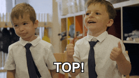 Des enfants lèvent le pouce.