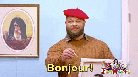 Un homme dit Bonjour.