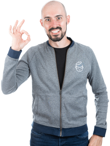 Alex fait un signe de la main.