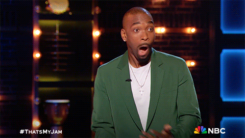 Un homme a la bouche ouverte.