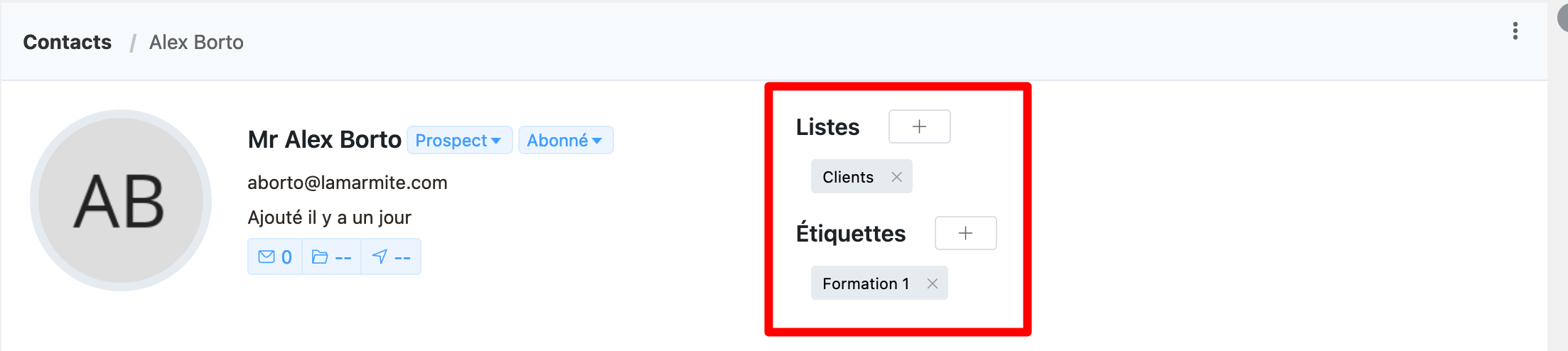 FluentCRM permet de facilement assigner des listes et des étiquettes à un contact.