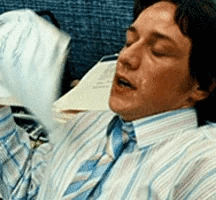 Un homme transpire face à une erreur DNS_PROBE_FINISHED_NXDOMAIN.